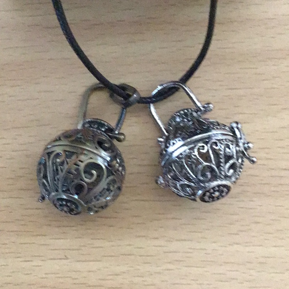 Essential oil diffuser necklace - Picture 2 of 2
